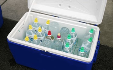 画像：クーラーボックスに入ったペットボトル