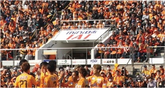 画像:④客席入場ゲート横断幕広告