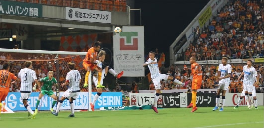 画像:スタジアム内アドボードバックスタンド側電灯下