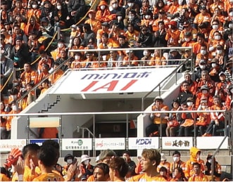 画像:客席入場ゲート横断幕広告