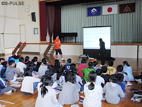 イベントレポート 鍋田亜人夢選手が静岡市立大里東小学校を訪問 清水エスパルス公式webサイト