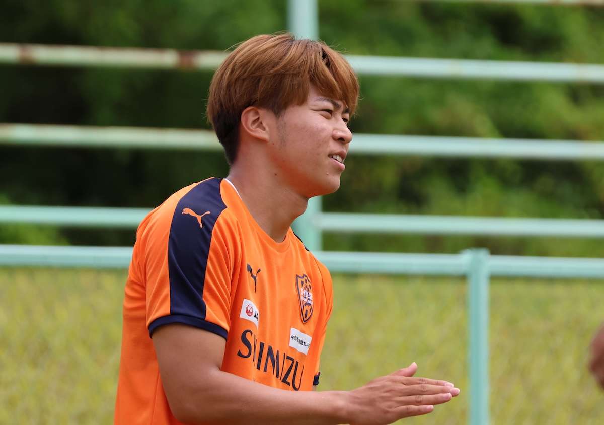 清水エスパルスJr.ユース　移動着 ネイビー ストライプ ピステ クローズアッププレーヤー】千葉寛汰「武者修行で成長を遂げた