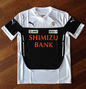 選手着用モデル『PUMA公式試合用アップシャツ』、『ウインドブレーカー