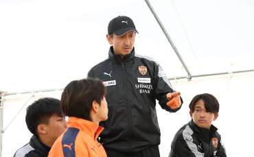 【クローズアップ・スタッフ】宮原裕司コーチ「選手と同じ目線で歩く、繊細なムードメーカー」